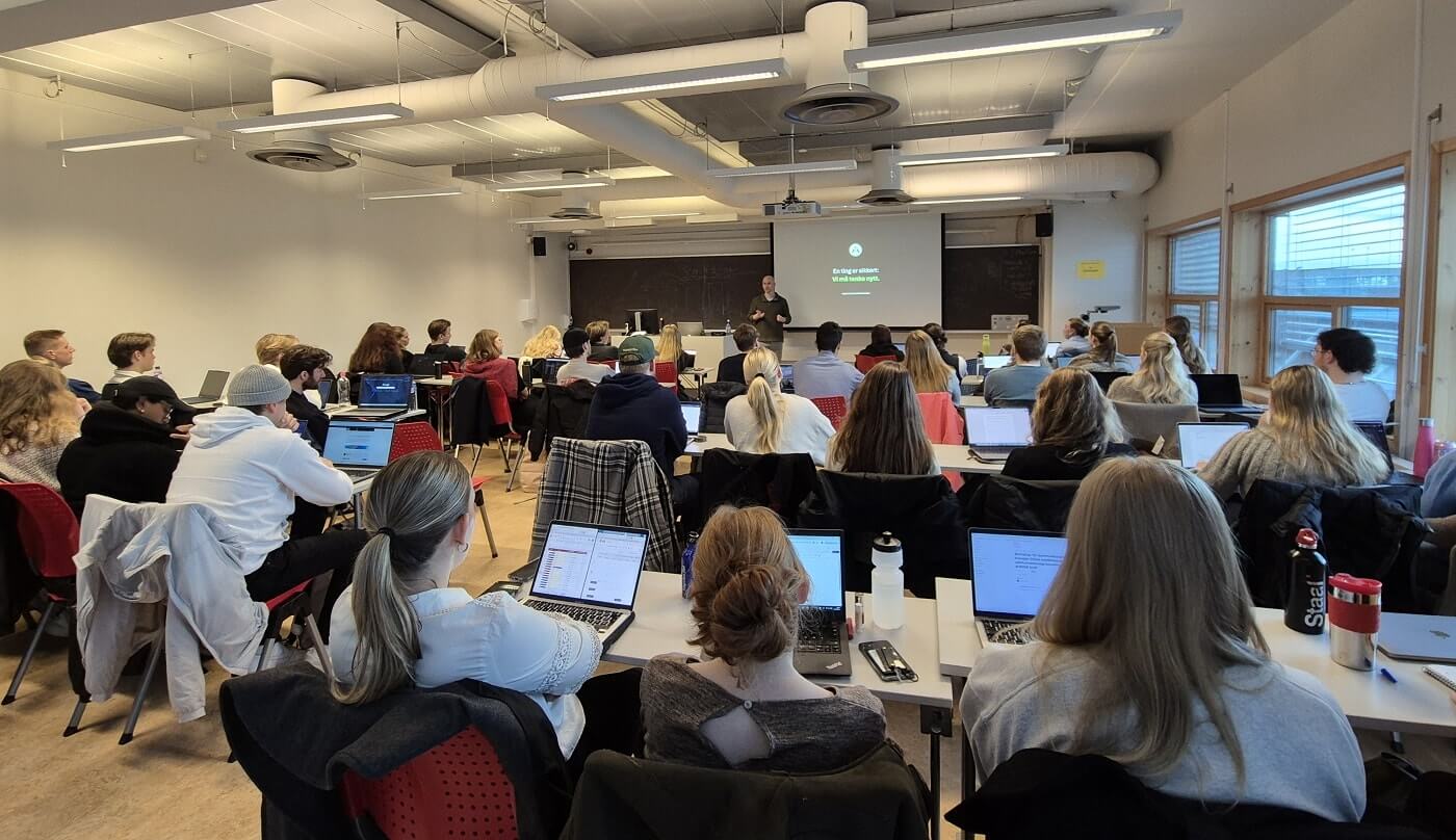 Om Adam Tzur 4 Adam Tzur undervisning for NTNU - oktober 2025 - foto av Melanie Magin