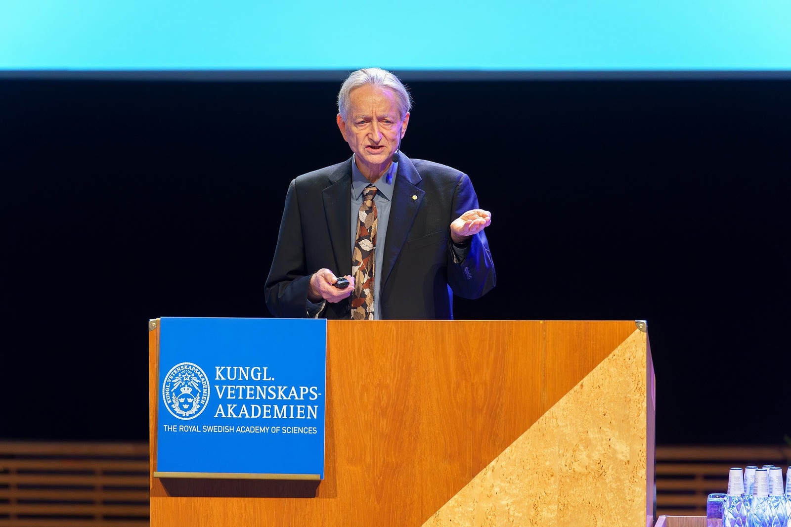 Geoffrey Hinton sier at AI er den neste industrielle revolusjonen